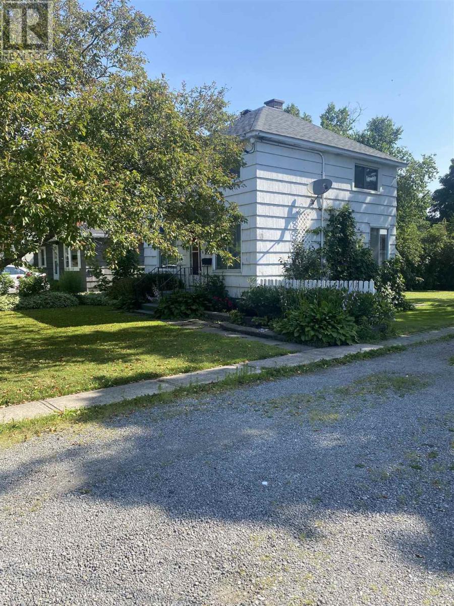 Photo 2 of 548 Lake St, Sault Ste Marie ON