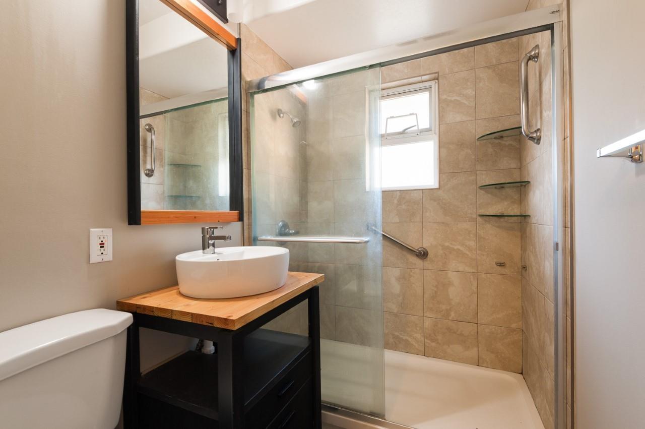 Photo 3 of 15661 Roper Avenue, White Rock BC