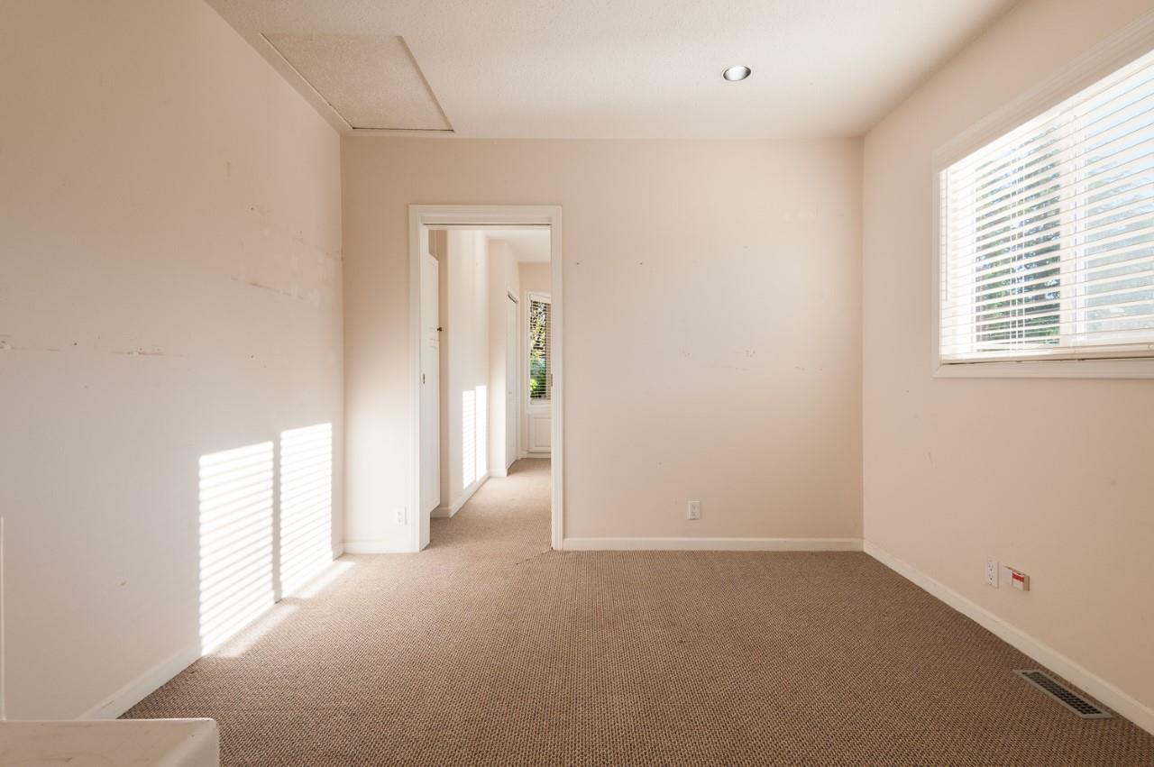 Photo 12 of 15661 Roper Avenue, White Rock BC