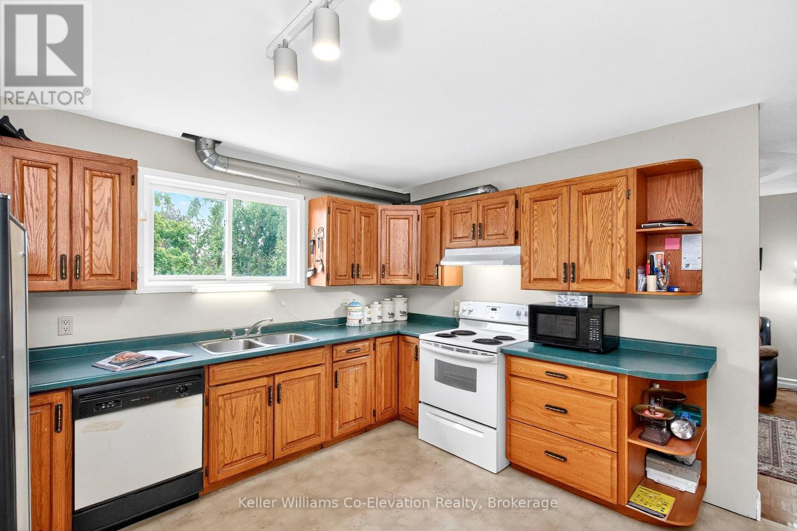 Photo 5 of 62 George Street E, Clearview ON