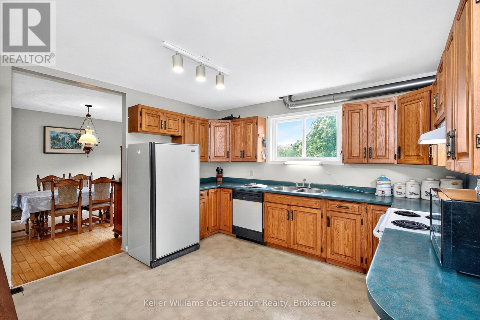 Photo 6 of 62 George Street E, Clearview ON