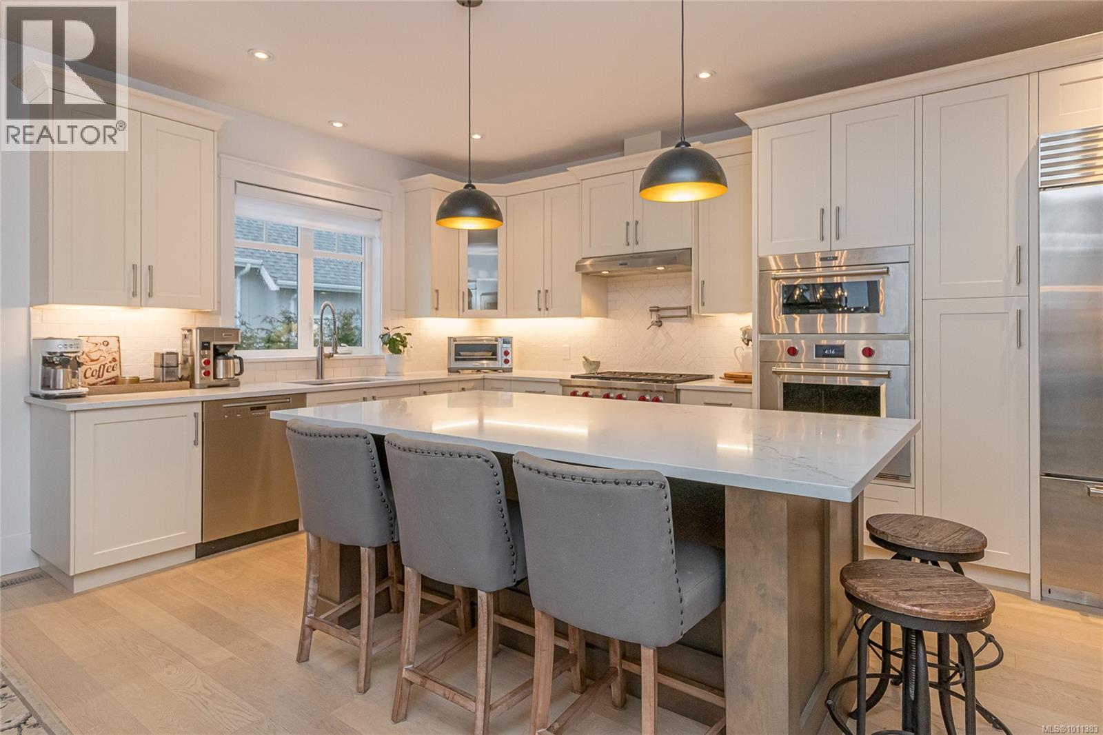 Photo 4 of 815 Bluffs Dr, Qualicum Beach BC