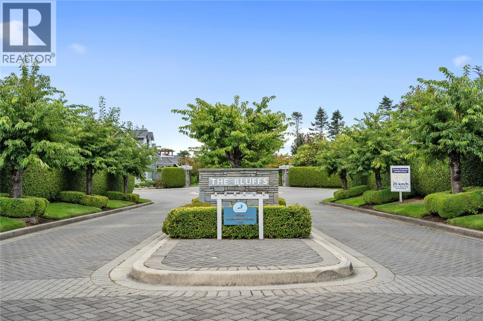 Photo 12 of 815 Bluffs Dr, Qualicum Beach BC