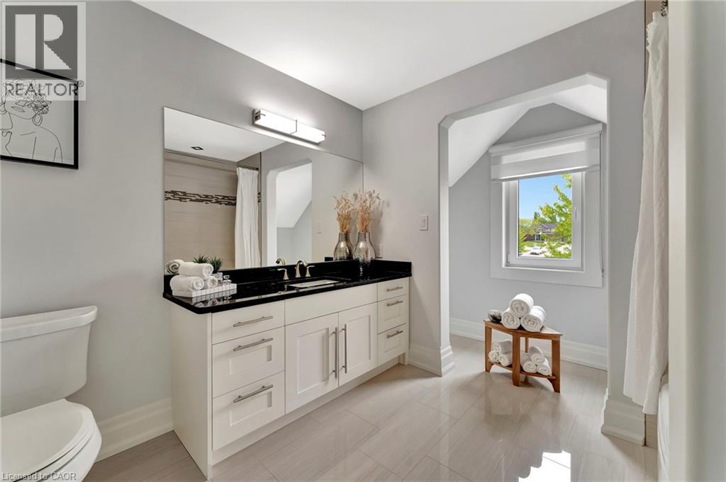 Photo 33 of 537 Deer Ridge Drive, Kitchener ON