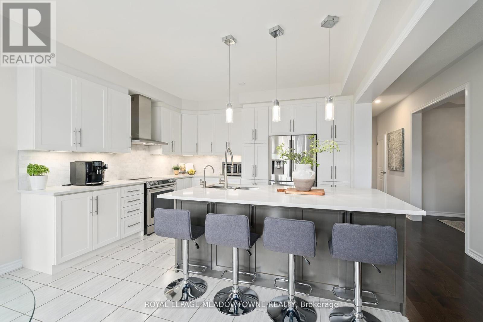 Photo 1 of 121 Upper Canada Court, Halton Hills ON