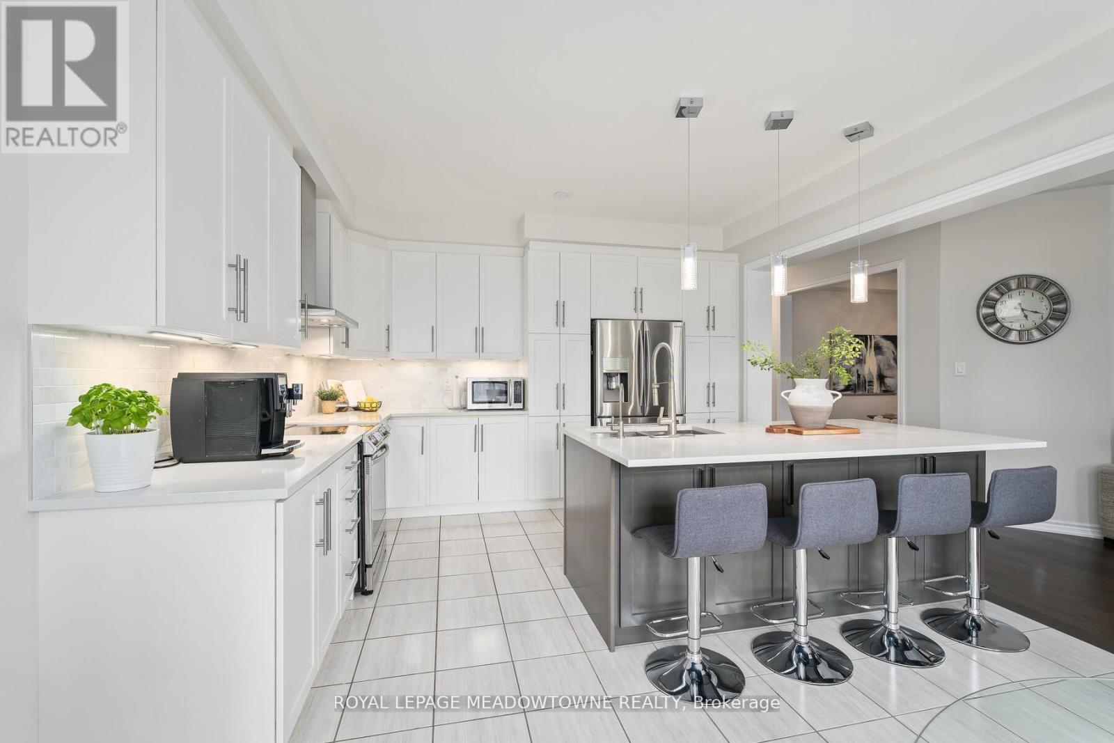 Photo 16 of 121 Upper Canada Court, Halton Hills ON