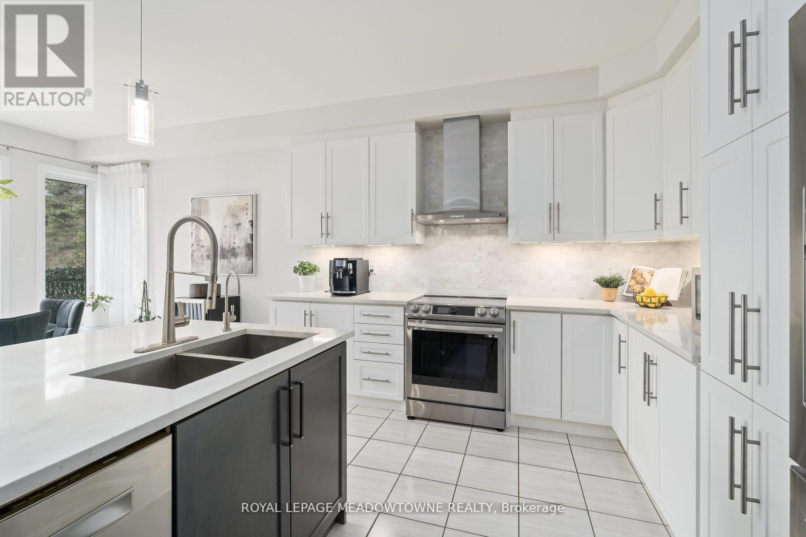 Photo 20 of 121 Upper Canada Court, Halton Hills ON