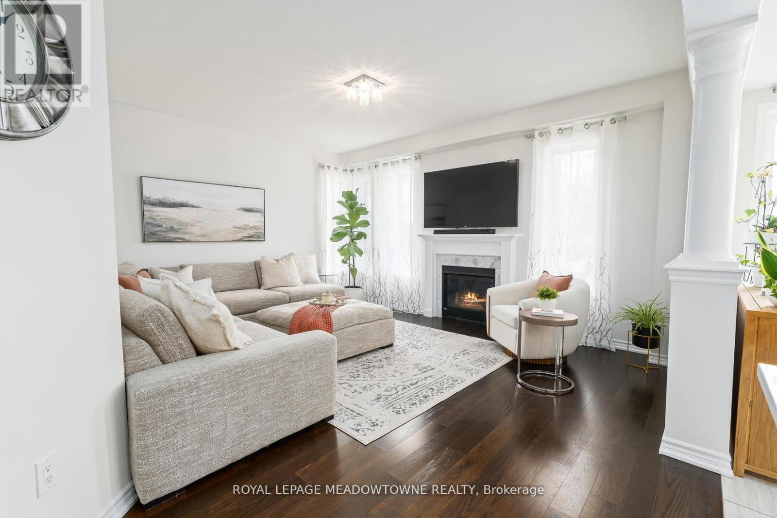 Photo 19 of 121 Upper Canada Court, Halton Hills ON