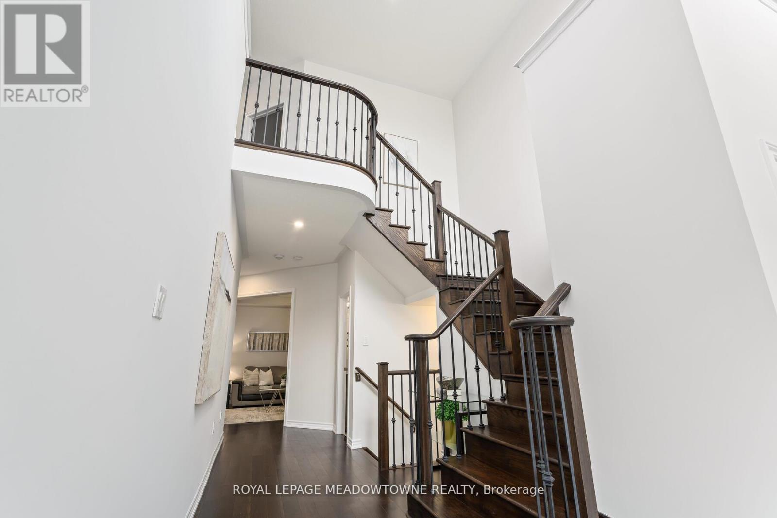 Photo 36 of 121 Upper Canada Court, Halton Hills ON
