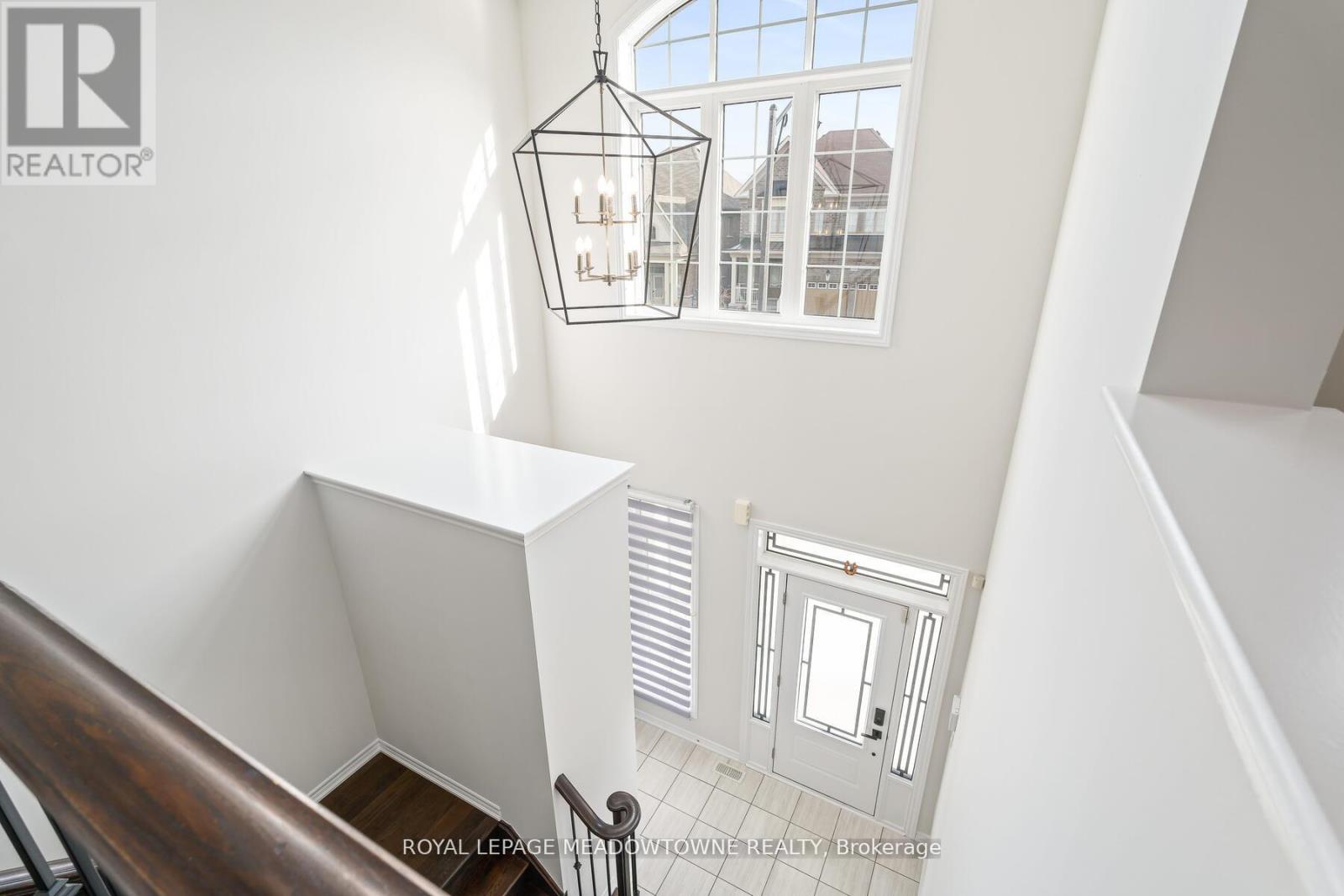 Photo 9 of 121 Upper Canada Court, Halton Hills ON