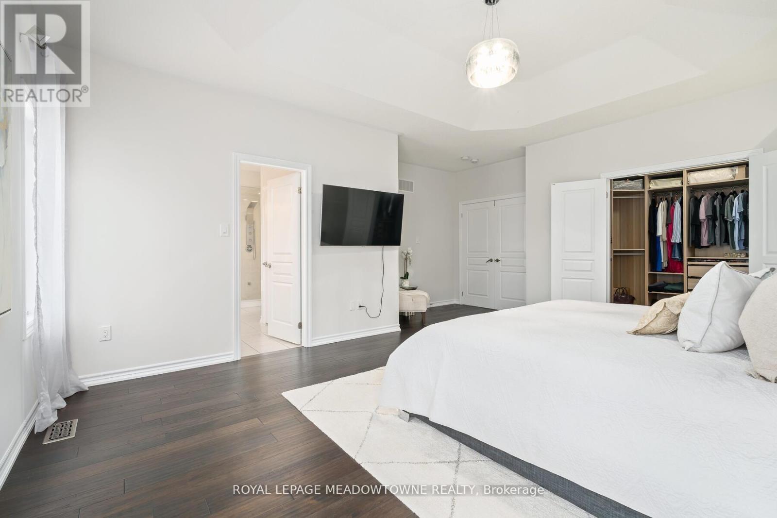 Photo 10 of 121 Upper Canada Court, Halton Hills ON