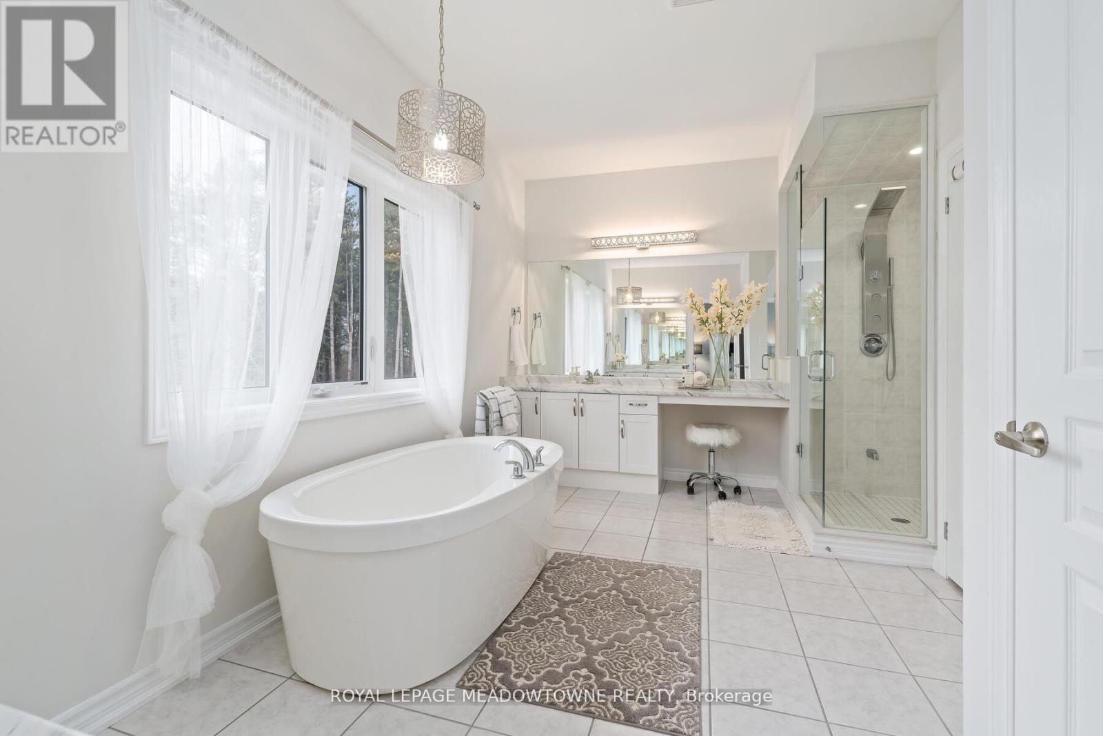 Photo 18 of 121 Upper Canada Court, Halton Hills ON
