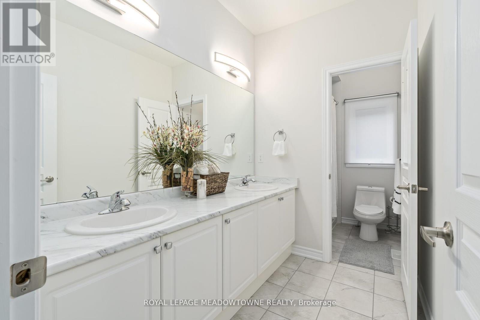 Photo 48 of 121 Upper Canada Court, Halton Hills ON