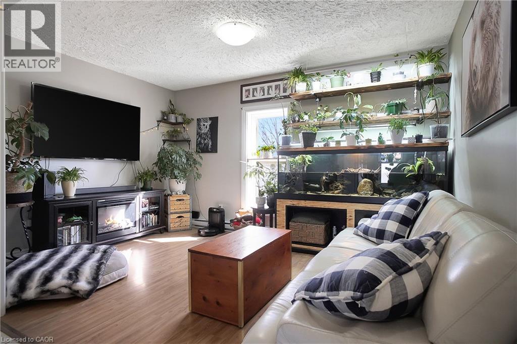Photo 25 of 17 Shaw Avenue W, Cambridge ON