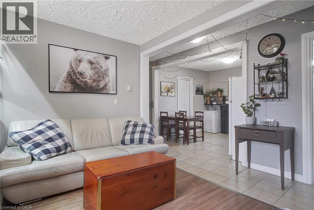 Photo 10 of 17 Shaw Avenue W, Cambridge ON