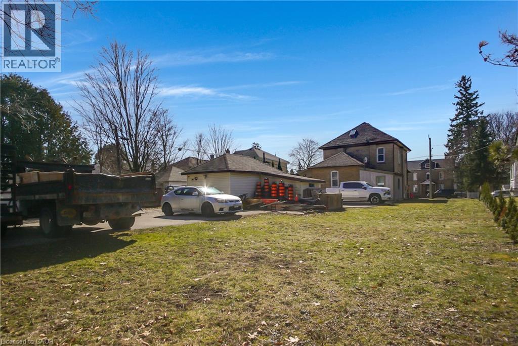 Photo 14 of 17 Shaw Avenue W, Cambridge ON