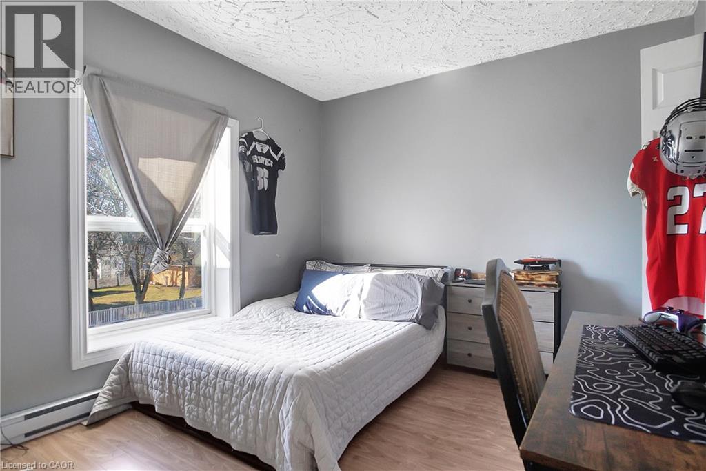 Photo 32 of 17 Shaw Avenue W, Cambridge ON