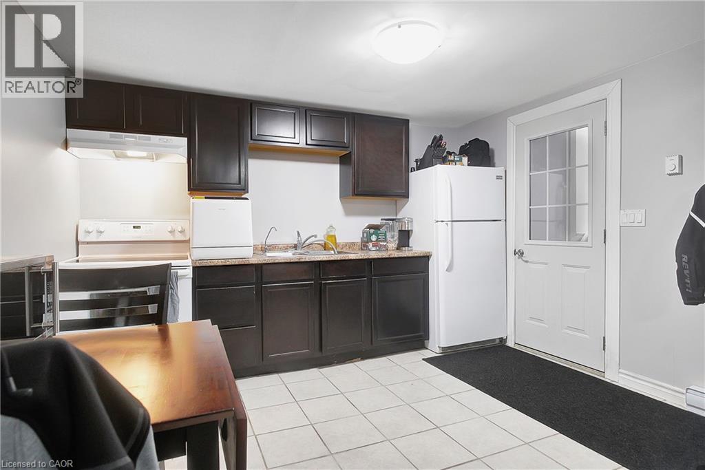 Photo 3 of 17 Shaw Avenue W, Cambridge ON