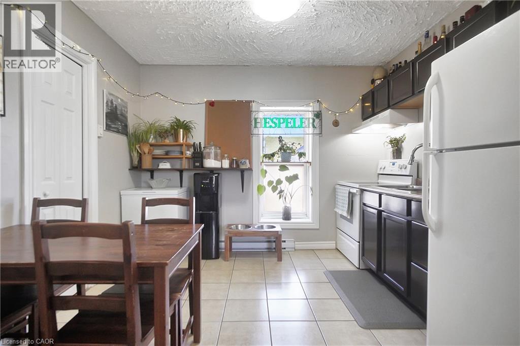 Photo 13 of 17 Shaw Avenue W, Cambridge ON