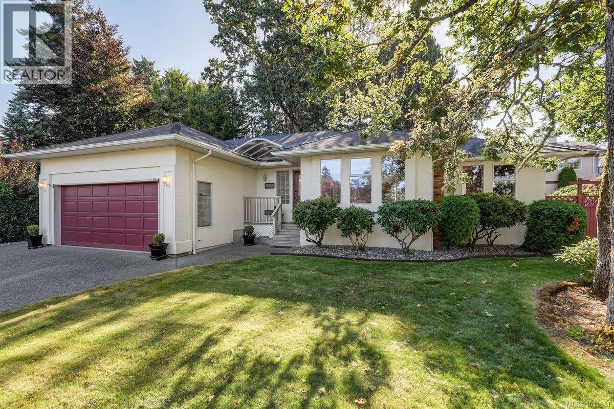 Photo 4 of 1112 Law Pl, Saanich BC