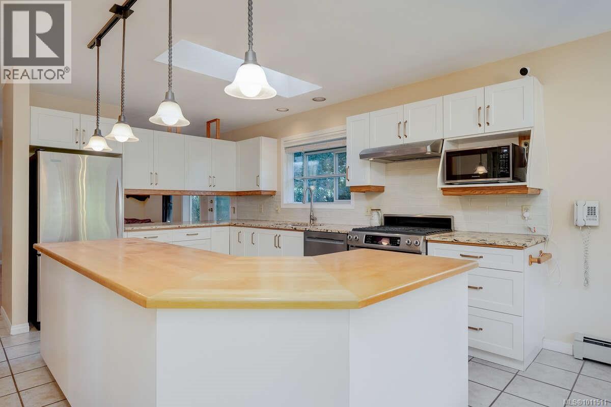 Photo 10 of 1112 Law Pl, Saanich BC