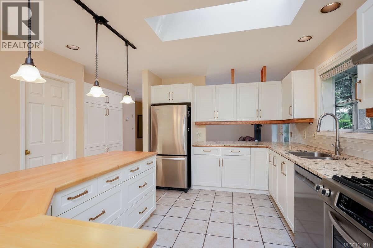Photo 17 of 1112 Law Pl, Saanich BC
