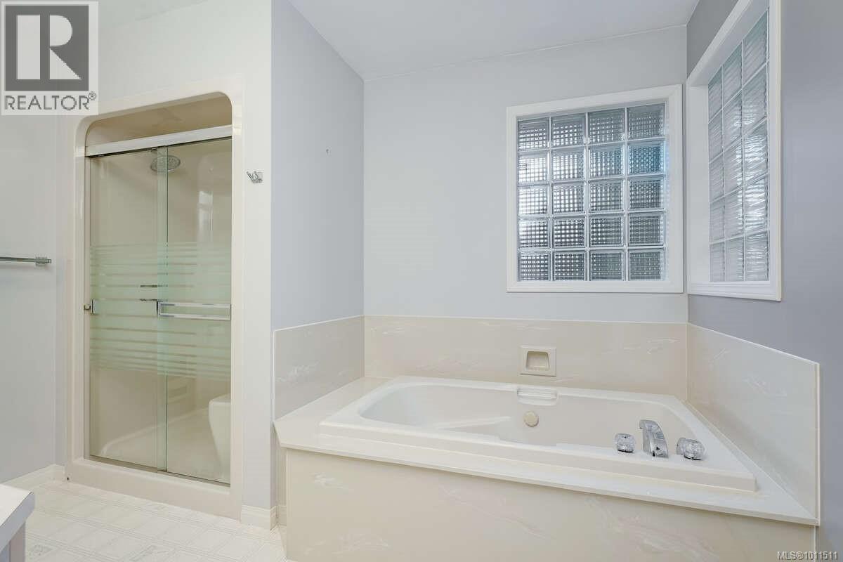 Photo 2 of 1112 Law Pl, Saanich BC