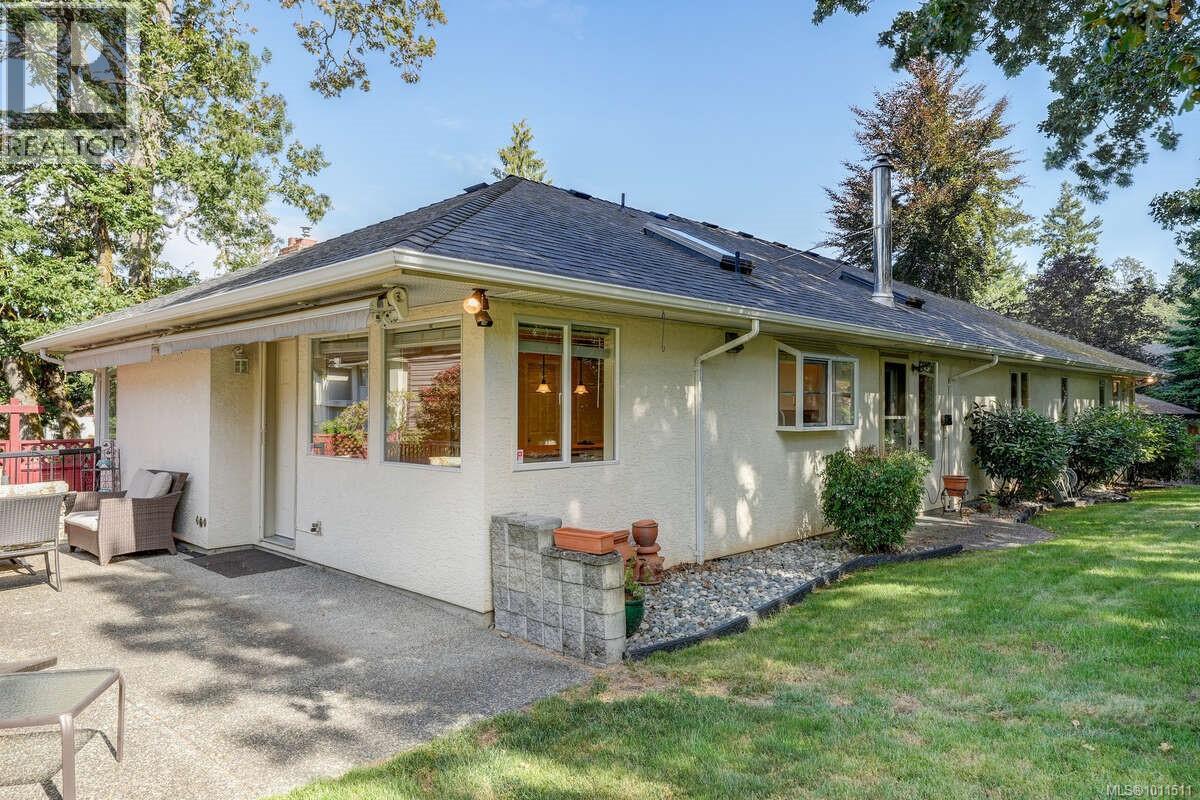 Photo 5 of 1112 Law Pl, Saanich BC