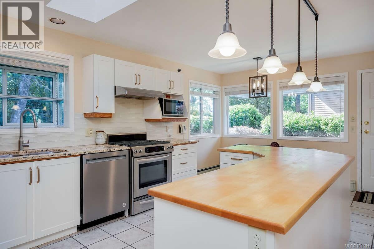 Photo 22 of 1112 Law Pl, Saanich BC