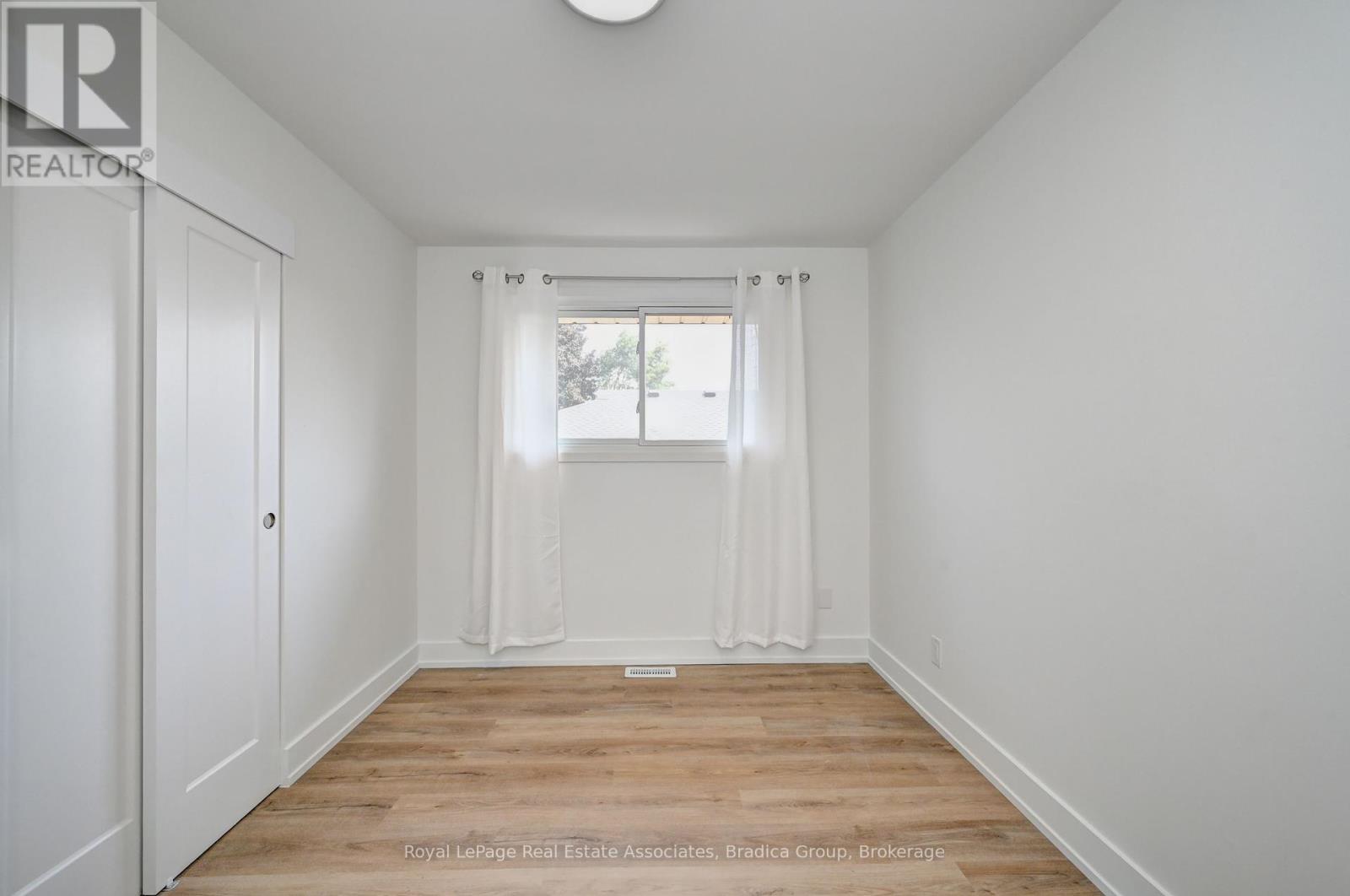 Photo 5 of 354 Southill Drive, Kitchener ON