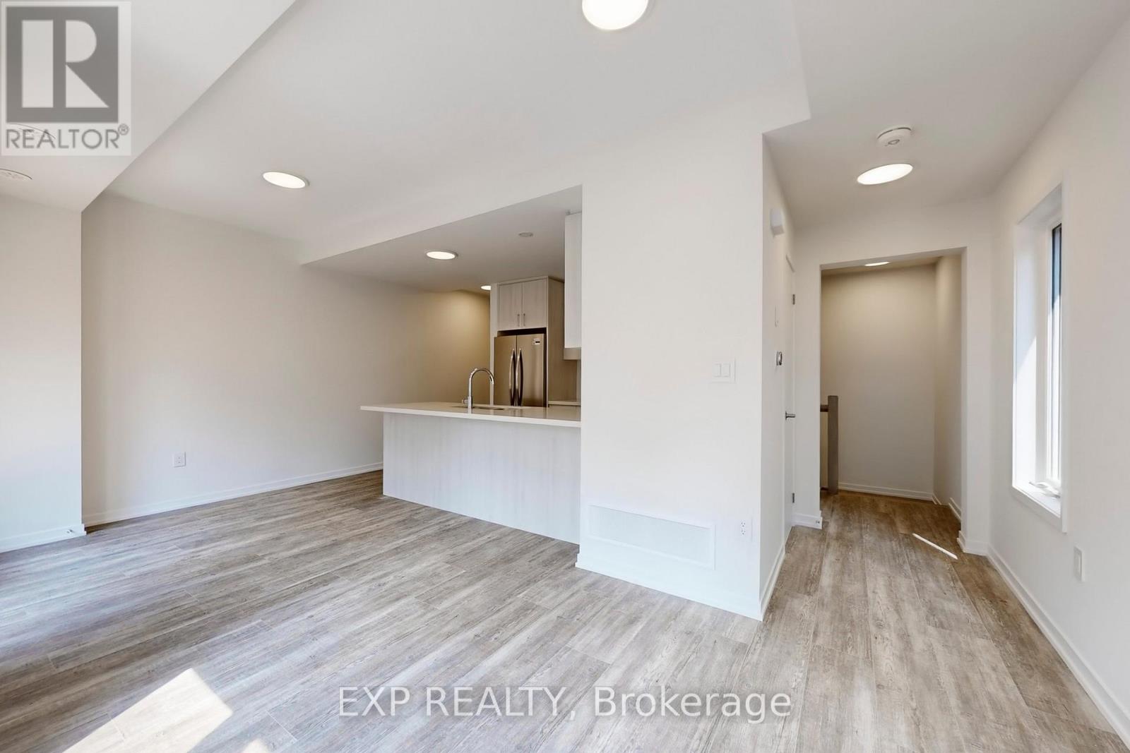Photo 7 of 54 Matawin Lane, Richmond Hill ON