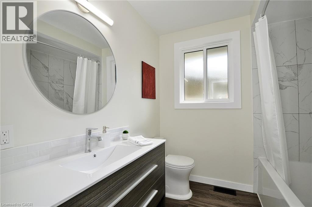 Photo 10 of 48 Mark Crescent, Cambridge ON