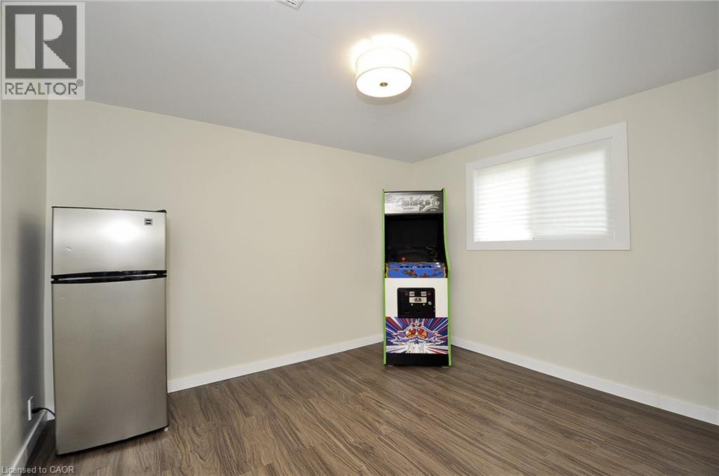 Photo 12 of 48 Mark Crescent, Cambridge ON