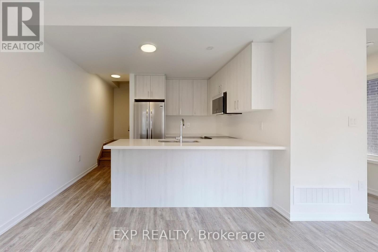 Photo 9 of 54 Matawin Lane, Richmond Hill ON