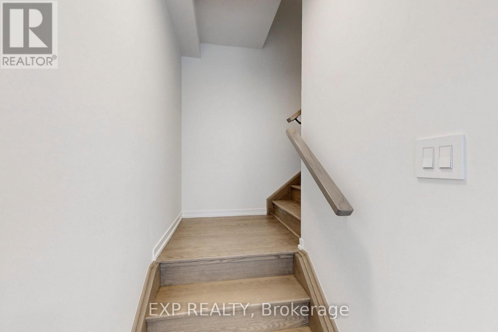 Photo 21 of 54 Matawin Lane, Richmond Hill ON