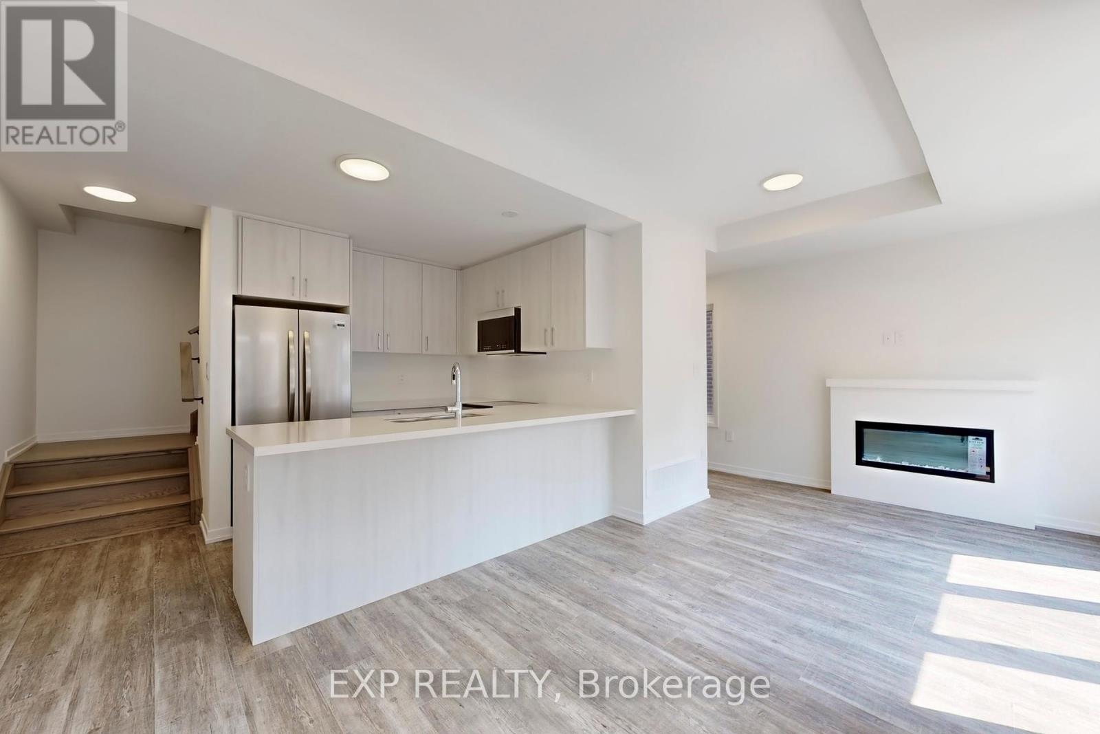 Photo 10 of 54 Matawin Lane, Richmond Hill ON