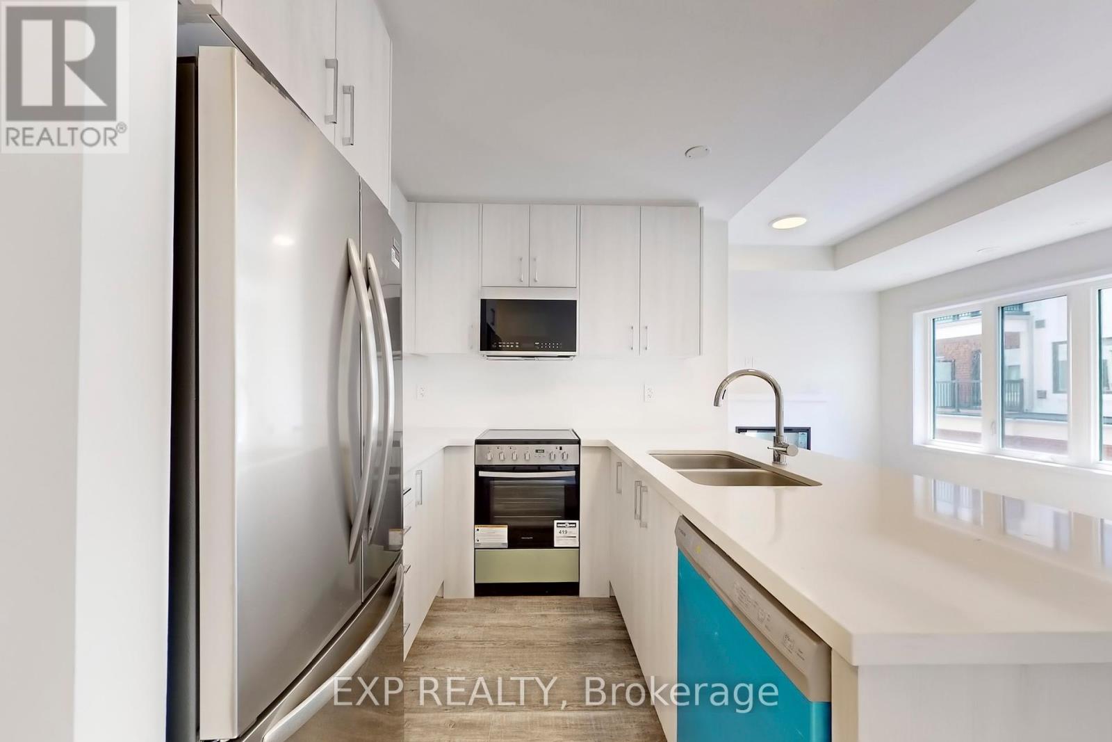 Photo 11 of 54 Matawin Lane, Richmond Hill ON