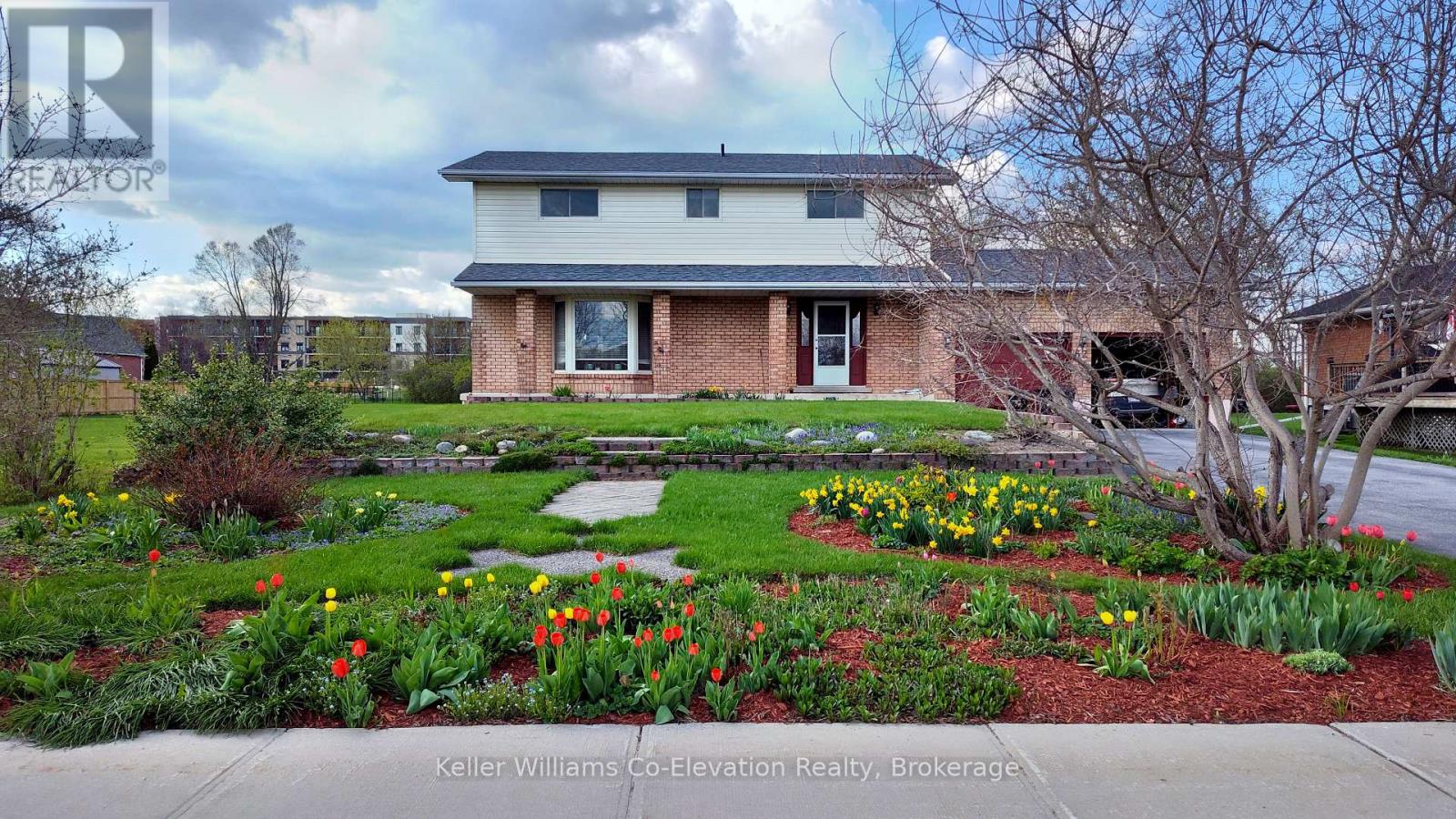 Photo 2 of 62 George Street E, Clearview ON