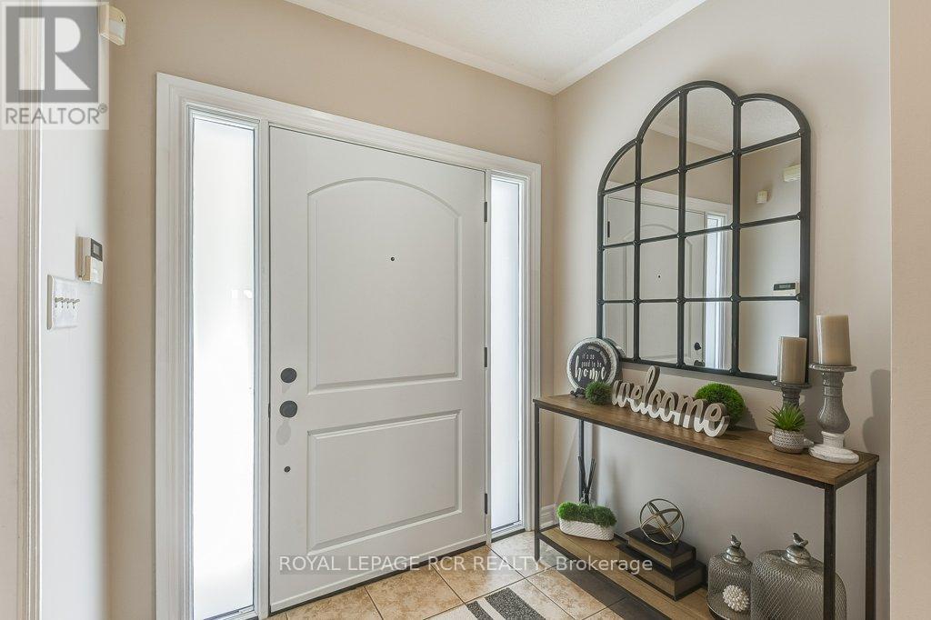 Photo 38 of 42 Mynden Way, Newmarket ON