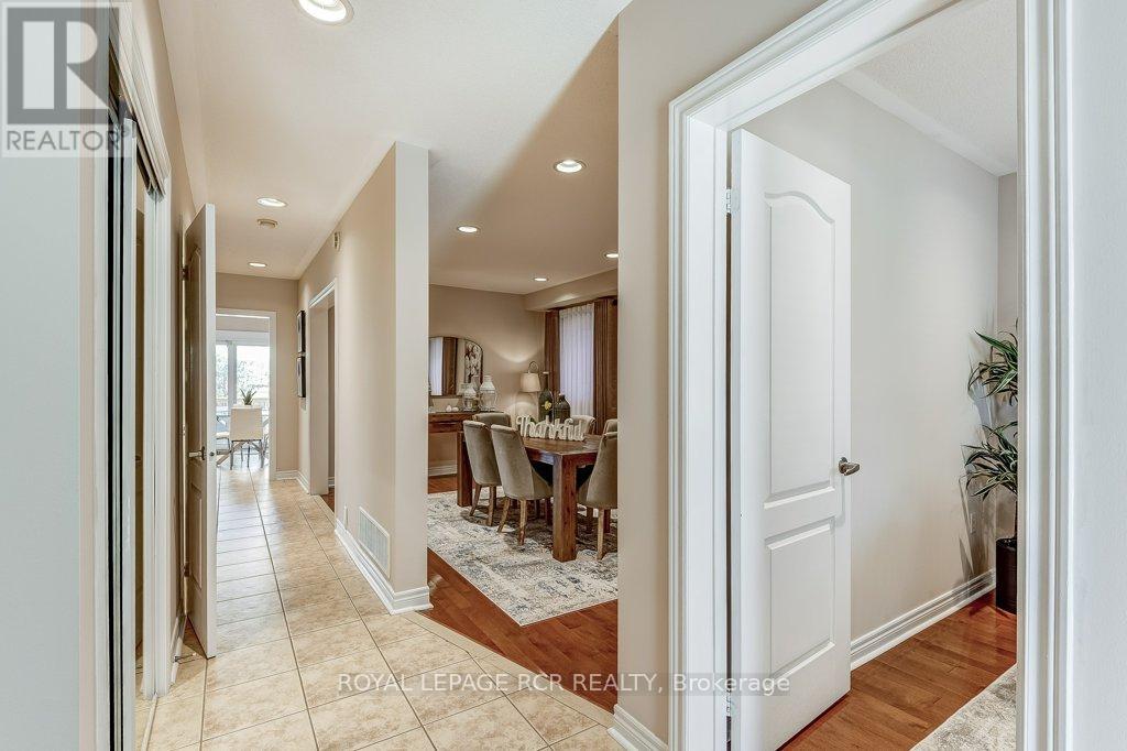 Photo 6 of 42 Mynden Way, Newmarket ON