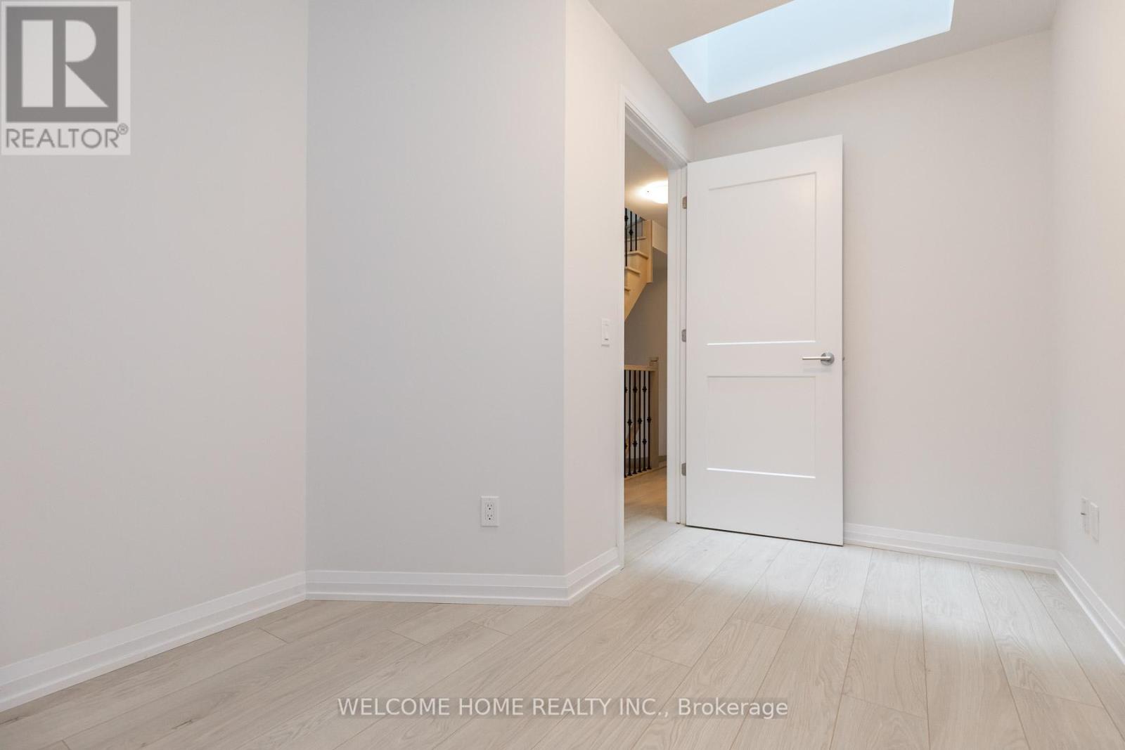 Photo 8 of Th 30 1050 Portage Parkway, Vaughan ON