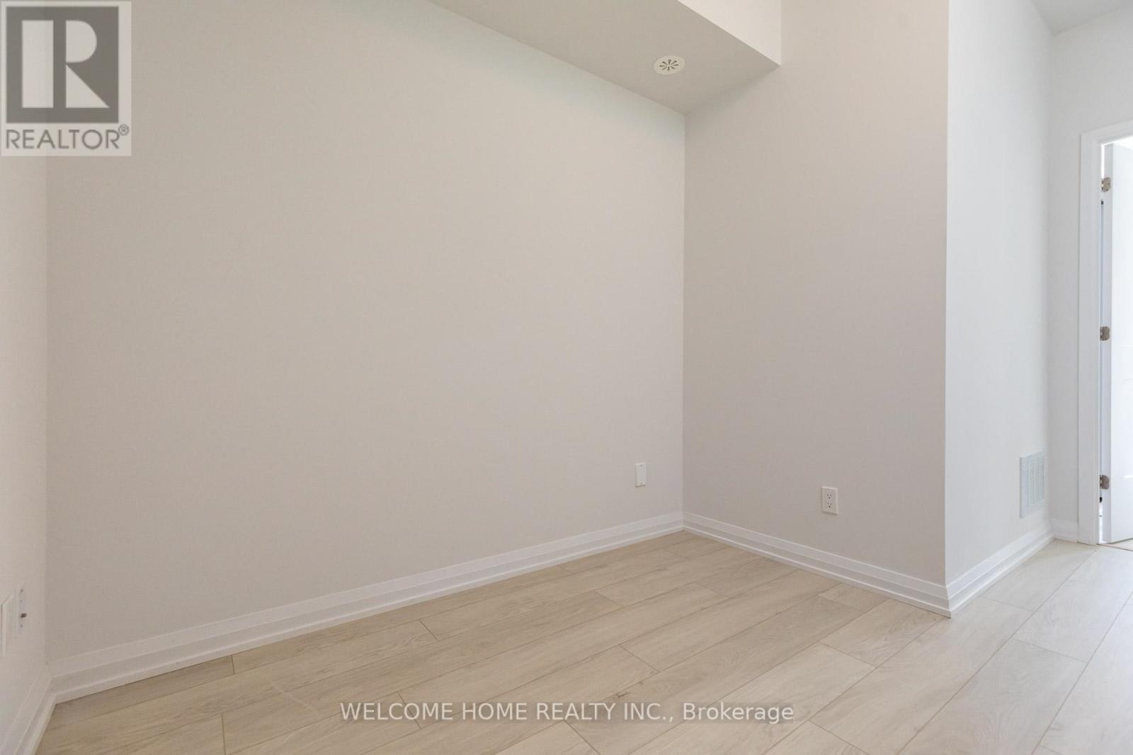 Photo 3 of Th 30 1050 Portage Parkway, Vaughan ON