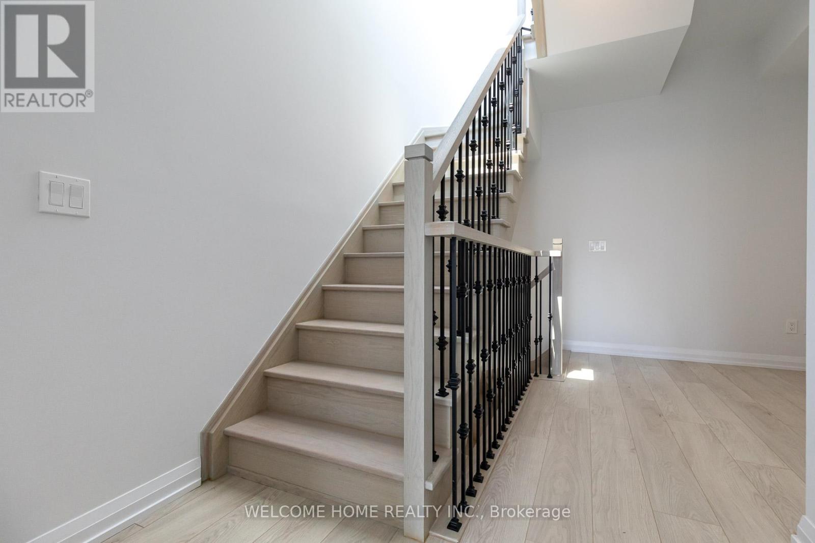 Photo 6 of Th 30 1050 Portage Parkway, Vaughan ON