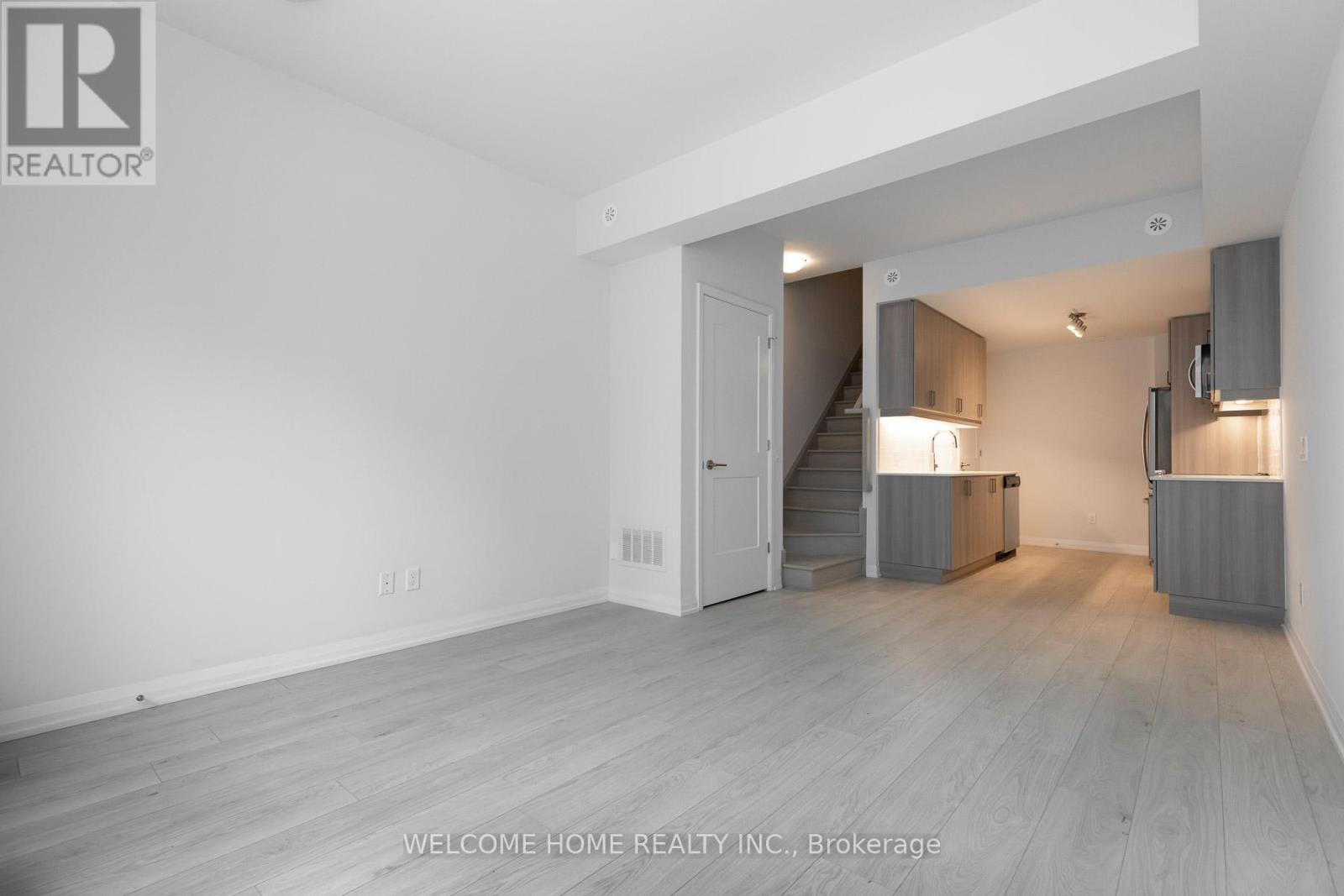 Photo 10 of Th 30 1050 Portage Parkway, Vaughan ON