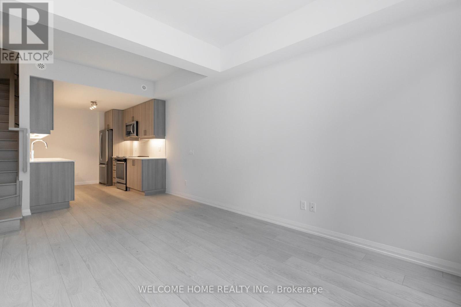 Photo 15 of Th 30 1050 Portage Parkway, Vaughan ON