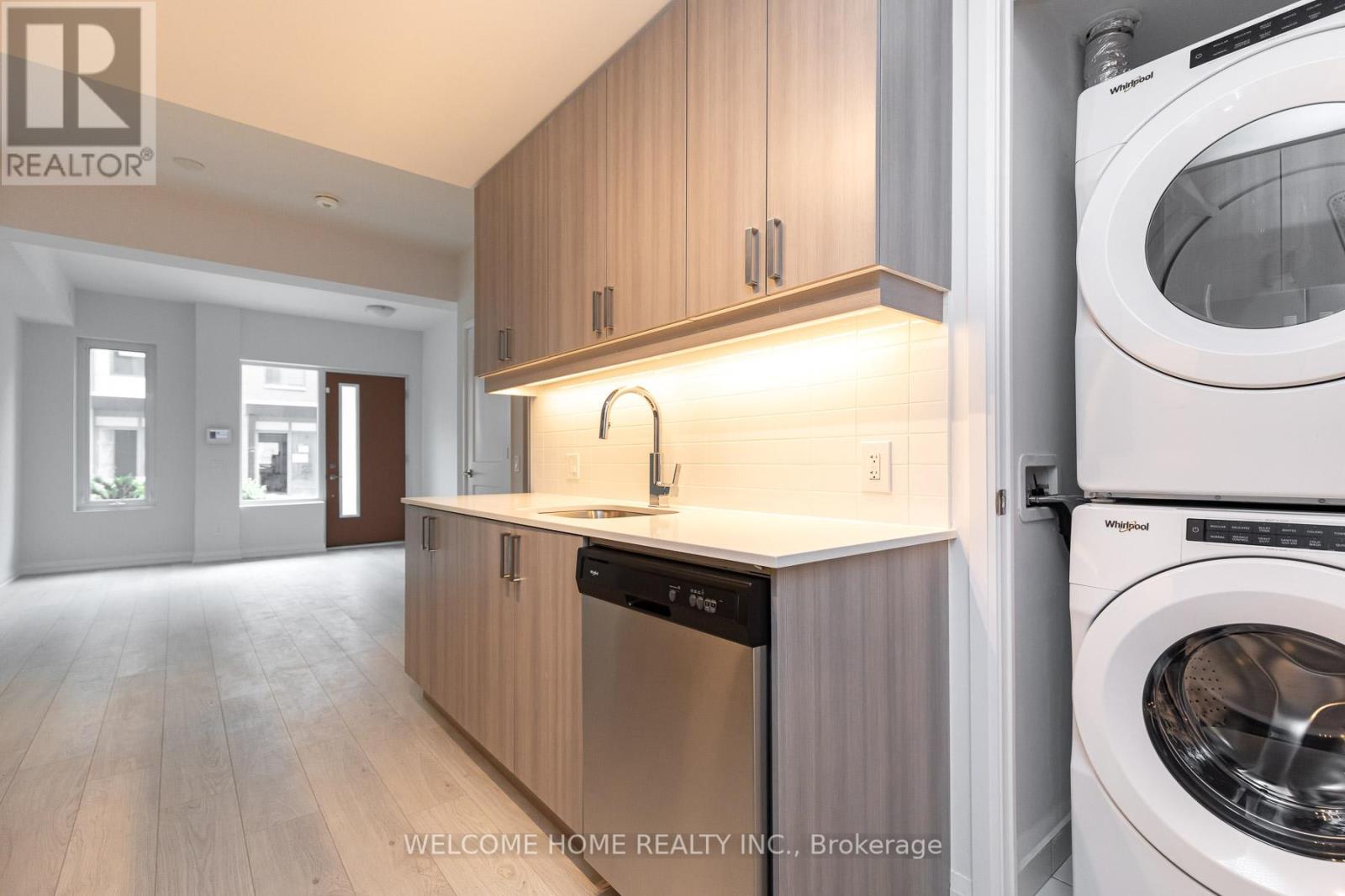 Photo 2 of Th 30 1050 Portage Parkway, Vaughan ON