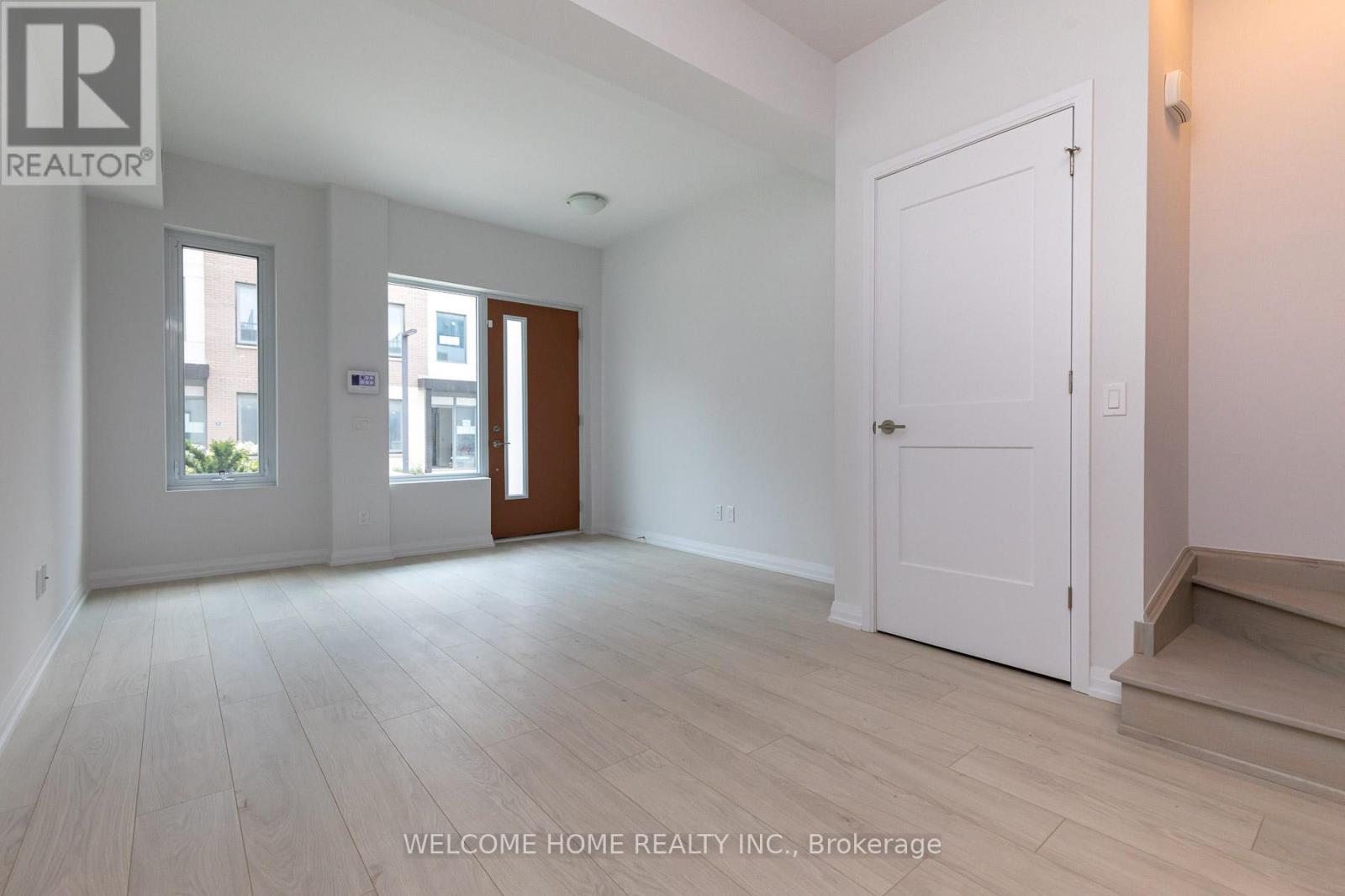 Photo 9 of Th 30 1050 Portage Parkway, Vaughan ON
