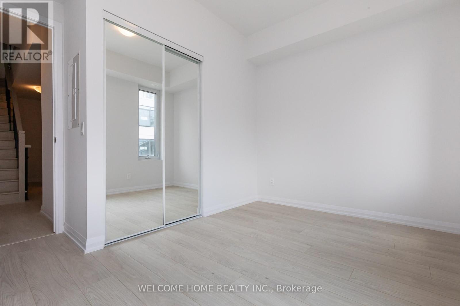 Photo 5 of Th 30 1050 Portage Parkway, Vaughan ON