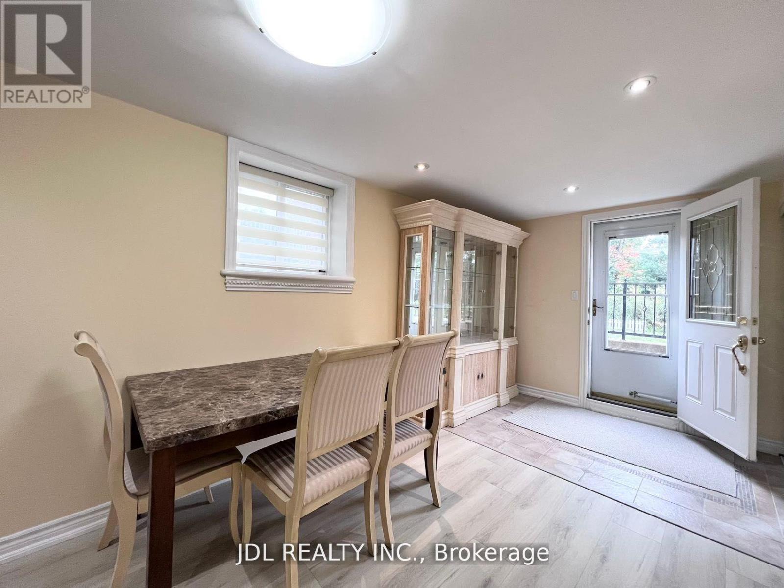 Photo 13 of 23 Toporowski Avenue, Richmond Hill ON