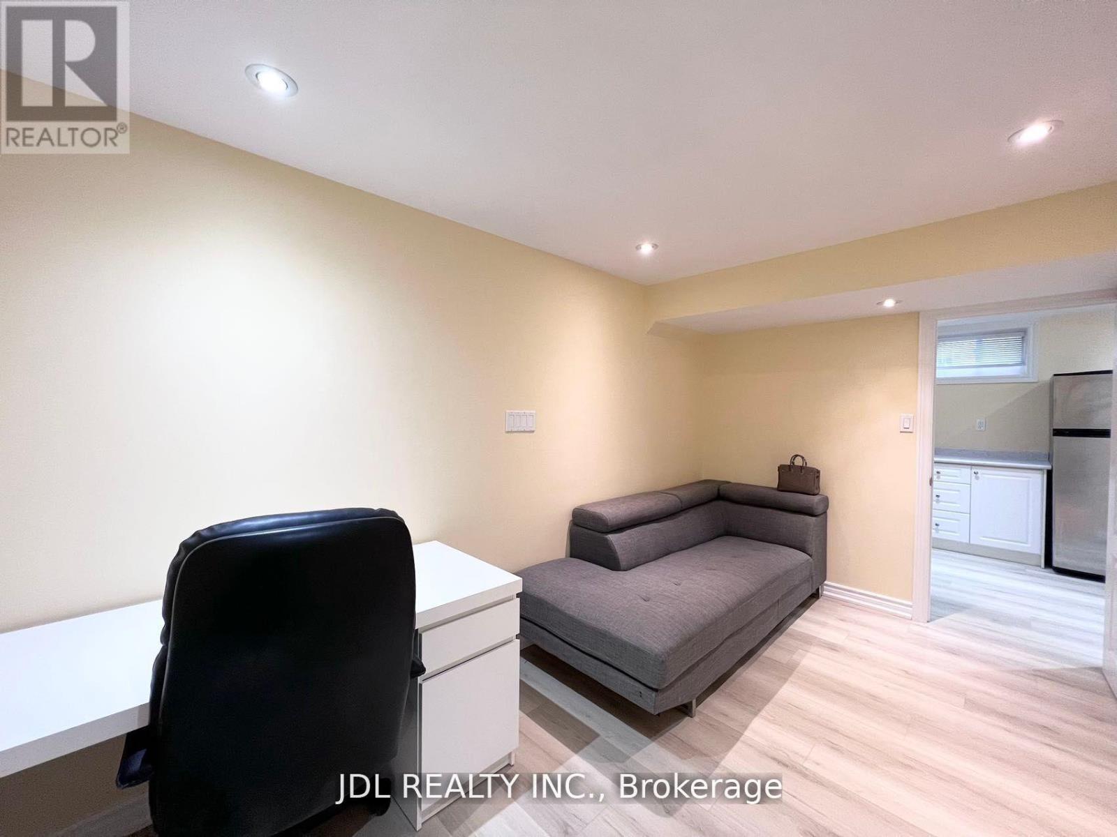 Photo 3 of 23 Toporowski Avenue, Richmond Hill ON